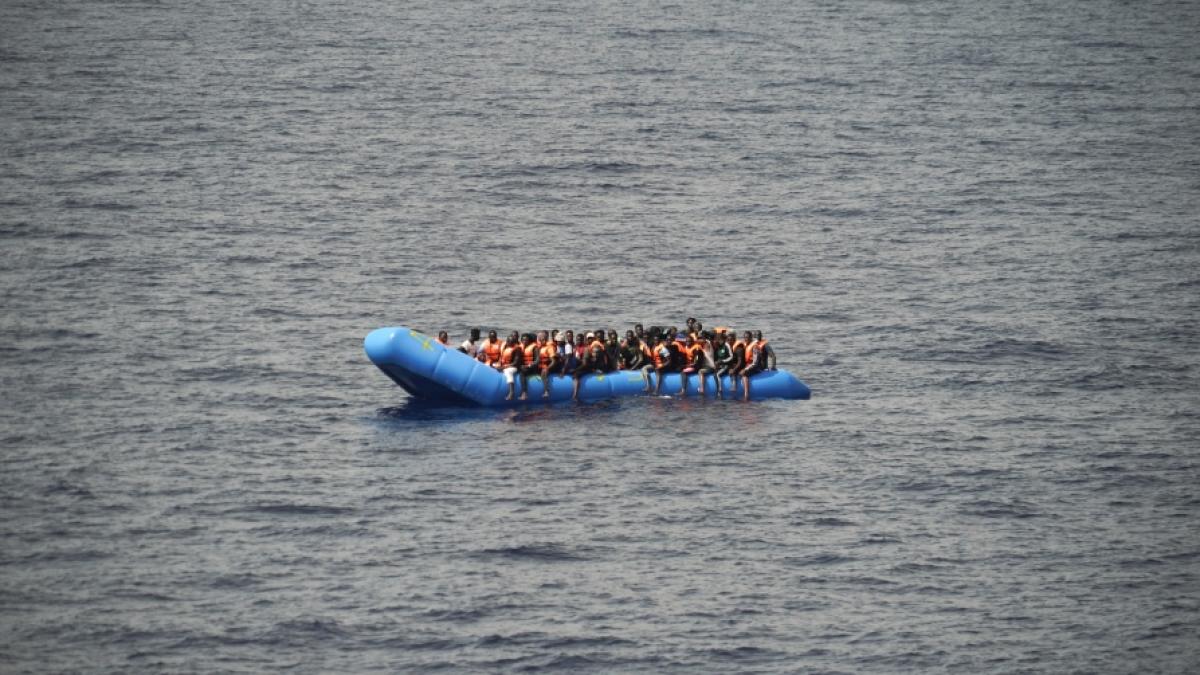 Migranten steigen h&auml;ufig in &uuml;berf&uuml;llte Schlauchboote von Schleppern, um das Mittelmeer zu &uuml;berqueren. (Foto)