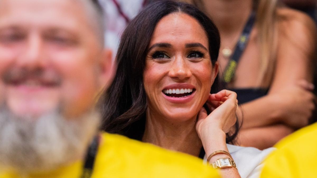 Meghan Markle versucht's mit Charme: Angeblich will die Herzogin von Sussex um jeden Preis in den Scho&szlig; der K&ouml;nigsfamilie zur&uuml;ckkehren. (Foto)