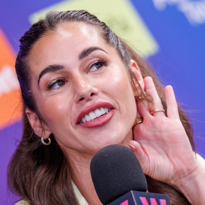 Sarah Engels im Gold-Zweiteiler– bei diesem Anblick schmelzen die Fans dahin
