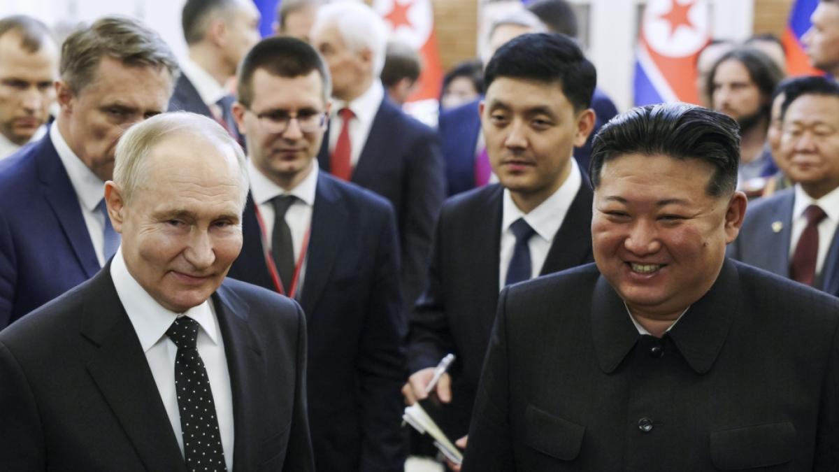 Wladimir Putin (l.) und Kim Jong-un (r.) arbeiten eng zusammen. Eine nordkoreanische Milit&auml;rdelegation reiste nun offenbar nach Russland. (Foto)
