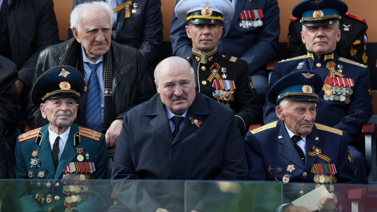 Der belarussische Pr&auml;sident Alexander Lukaschenko (M) beobachtet neben Veteranen die Milit&auml;rparade zum Tag des Sieges auf dem Roten Platz in Moskau. (Foto)