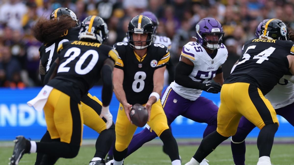 Quarterback der Pittsburgh Steelers Aaron Rodgers (8) gibt den Ball ab, am 28.09.2025. (Symbolbild) (Foto)