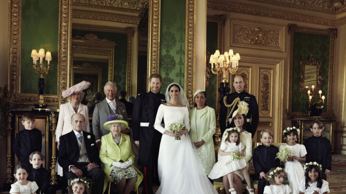 Dieses vom Kensington-Palast zur Verfügung gestellte Bild zeigt eines der offiziellen Hochzeitsbilder von Prinz Harry (Mitte, l) und Herzogin Meghan (M). (Foto)
