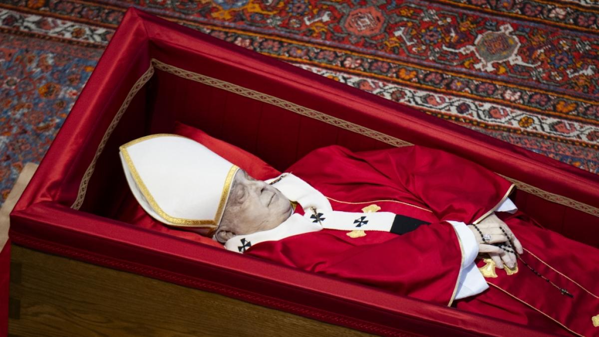 Der Leichnam von Papst Franziskus wurde im Petersdom aufgebahrt. (Foto)