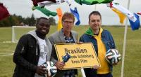 Moderator Peter Großmann (Mitte) berichtete gemeinsam mit Fußballer Gerald Asamoah (links) und Kommentar Arnd Zeigler am Strand von Brasilien bei Schönberg von der Fußball-WM 2014.