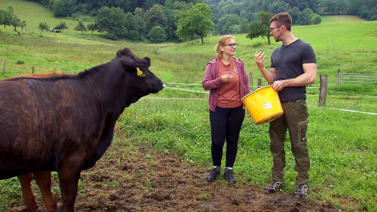 Bauer Nils serviert Hofdame Sabrina ab. (Foto)