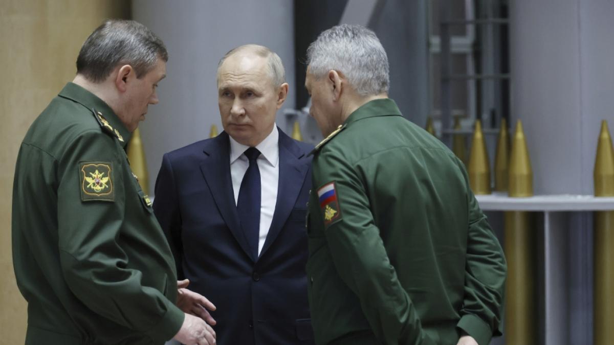 Wladimir Putin spricht mit&nbsp;Waleri Gerassimow, Generalstabschef der russischen Streitkr&auml;fte, und Sergej Schoigu, Verteidigungsminister von Russland, nach einem Treffen mit den h&ouml;chsten Milit&auml;rs. (Foto)