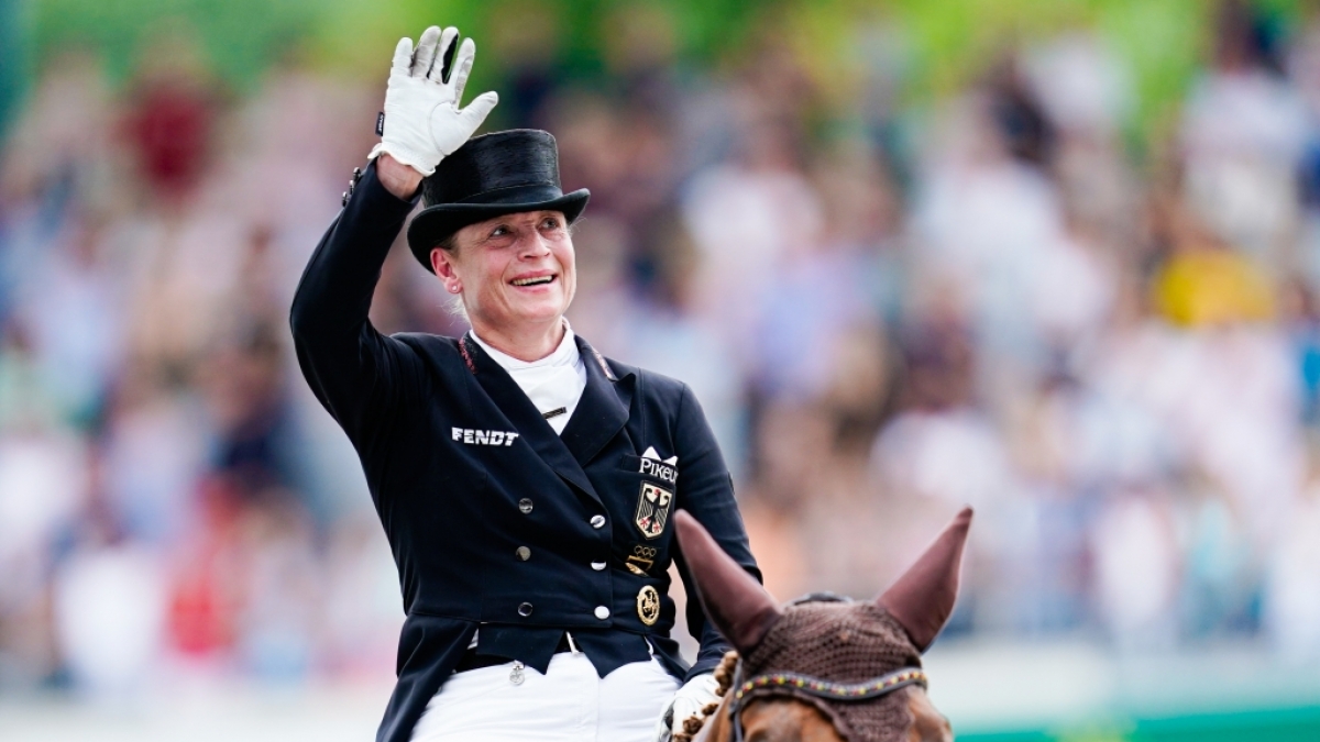 Die deutsche Dressurreiterin Isabell Werth auf dem Pferd Bella Rose winkt nach dem Ritt beim Grand Prix Special ins Publikum. (Foto)