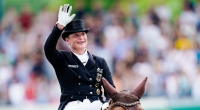 Die deutsche Dressurreiterin Isabell Werth auf dem Pferd Bella Rose winkt nach dem Ritt beim Grand Prix Special ins Publikum.