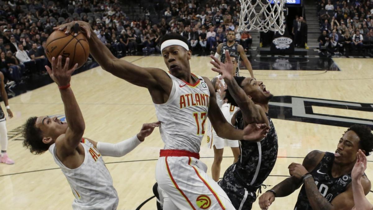 Trae Young (l) und Treveon Graham (m) von den Atlanta Hawks ber&uuml;hren den Ball, am 18.01.2020. (Symbolbild) (Foto)