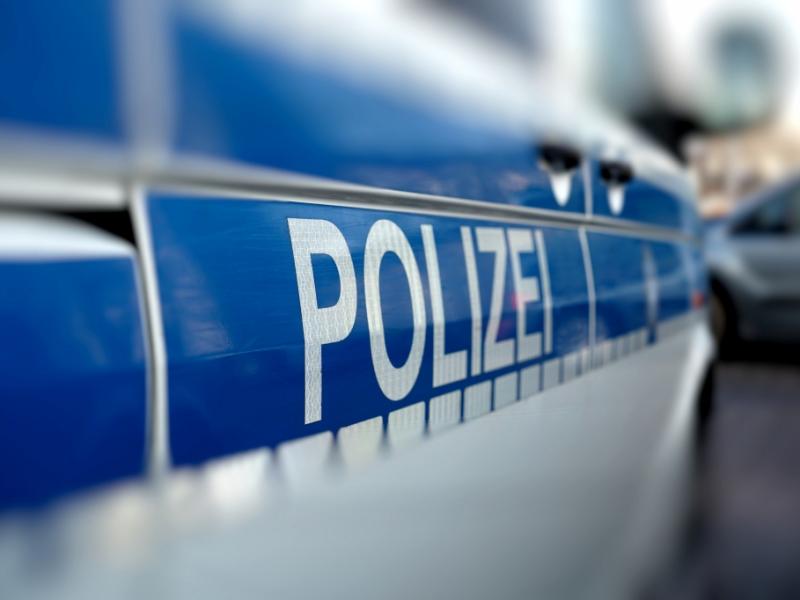 Im dritten Stock: Hühner mit USB-Kabeln auf Balkon gehalten