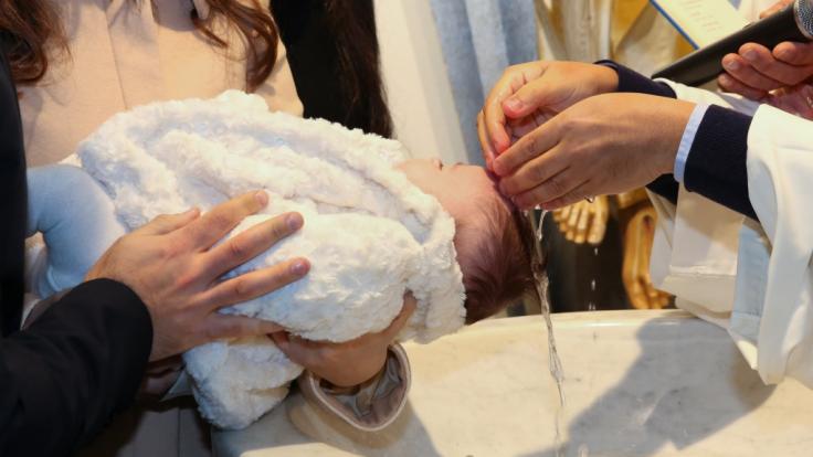 Ein französischer Priester ohrfeigte ein Baby während einer Taufe - jetzt ist er seinen Job los (Symbolbild).