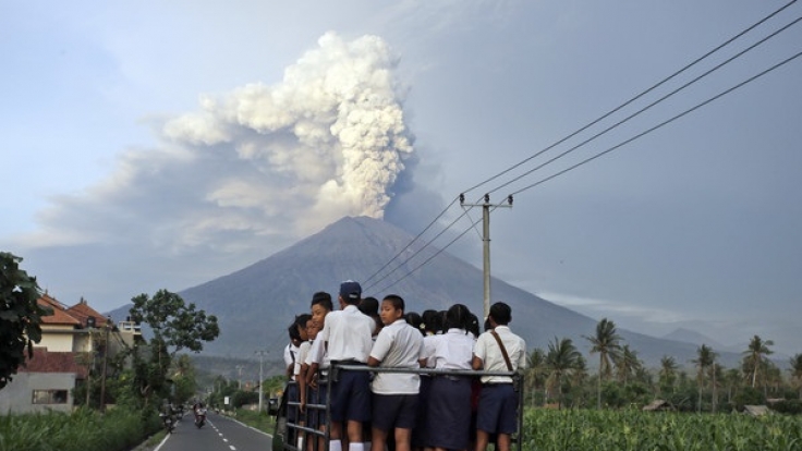 Rauch steigt auf dem aktiven Vulkan Gunung Agung auf Bali.
