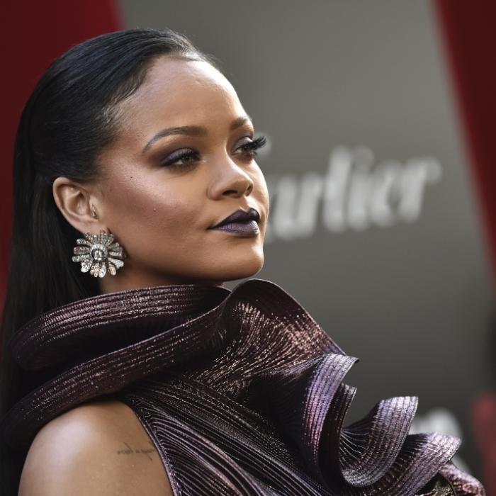 In Dessous und auf allen vieren lässt RiRi den Tiger raus