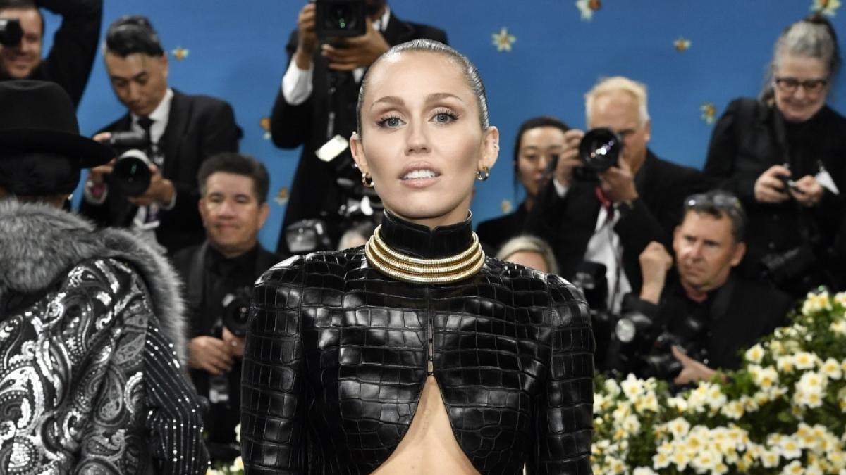 Miley Cyrus bewirbt ihr kommendes Album mit viel Haut. (Foto)