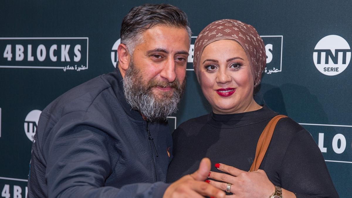 Schauspieler Kida Khodr Ramadan ist mit Frau&nbsp;Meryem bei der Premiere der zweiten Staffel von "4 Blocks". (Foto)