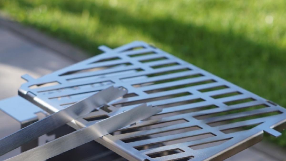 Durch die im Lieferumfang enthaltene Zange kann die H&ouml;he der Grillebene im Handumdrehen ver&auml;ndert werden. (Foto)