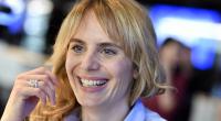 Die Schauspielerin Anna Pieri Zuercher spricht nicht nur fließend Deutsch, Englisch, Französisch und Italienisch, sie spielt auch sehr gut Klavier und Gitarre.