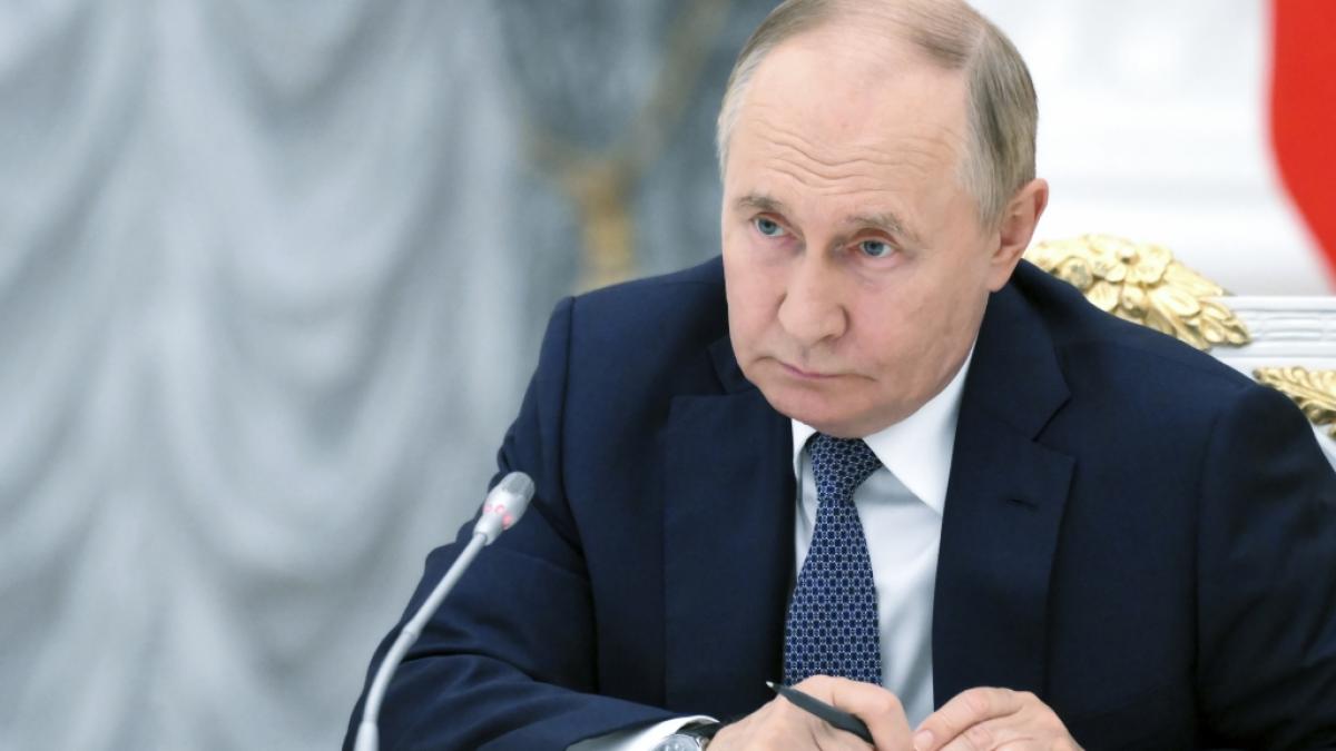 Wiederholte Drohnen-Attacken der Ukraine versetzen Wladimir Putin einen R&uuml;ckschlag nach dem anderen - nun ist ein &Ouml;llager in der Region Kursk in Flammen aufgegangen. (Foto)