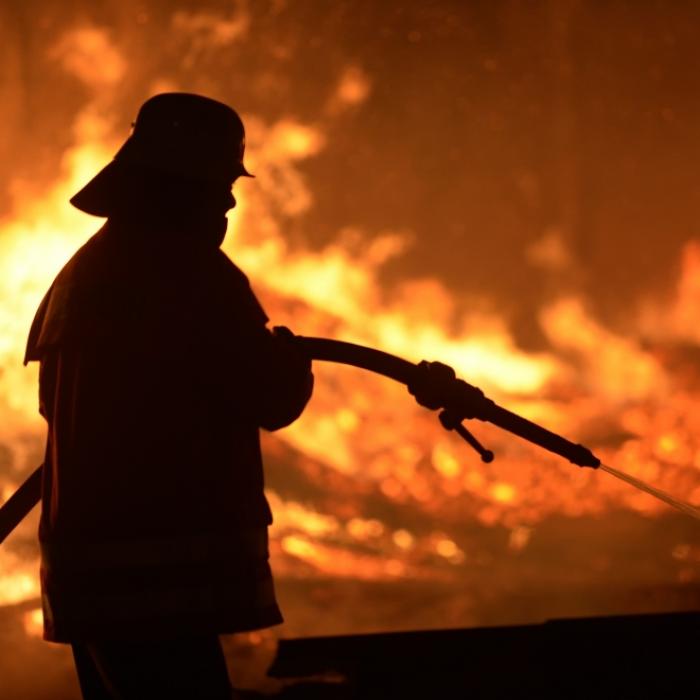 Außer Kontrolle! Feuertornado wütet bei Silvesterfeier