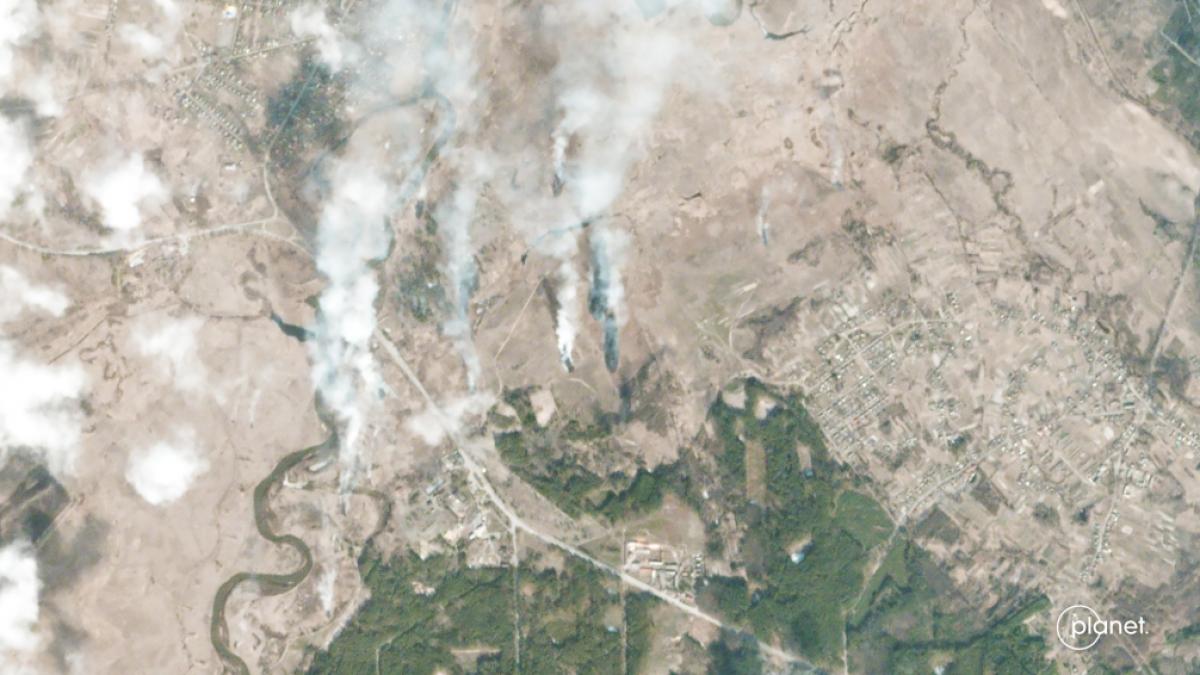 Die am 28.02.2022 von Planet Labs PBC herausgegebene Aufnahme zeigt Br&auml;nde in der N&auml;he von Iwankiw. (Foto)