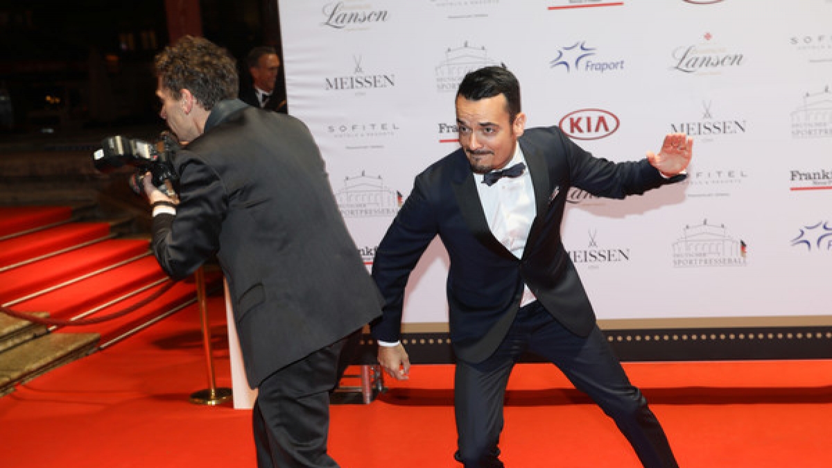 Musiker und "Let's Dance"-Kandidat Giovanni Zarrella ist immer f&uuml;r einen Ulk zu haben - sogar auf dem roten Teppich. (Foto)
