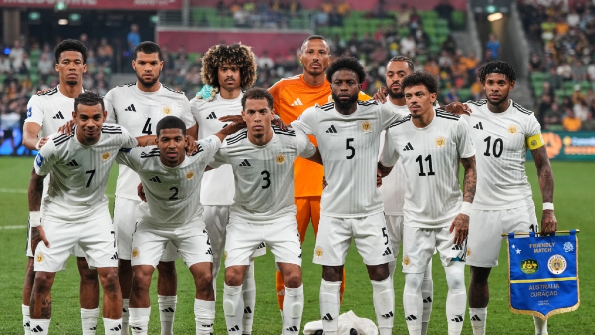 Spieler aus Cura&ccedil;ao stellen sich vor dem internationalen Freundschaftsspiel gegen Australien in Melbourne f&uuml;r ein Mannschaftsfoto auf. Cura&ccedil;ao nimmt an der Fu&szlig;ball-WM 2026 teil, am 31.03.2026. (Symbolbild) (Foto)