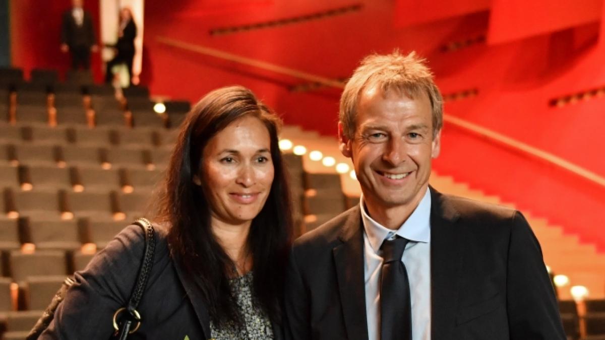 Der ehemalige Bundestrainer J&uuml;rgen Klinsmann mit seiner Frau Debbie nach seiner Auszeichnung als Ehrenspielf&uuml;hrer der deutschen Fu&szlig;ball-Nationalmannschaft.&nbsp; (Foto)