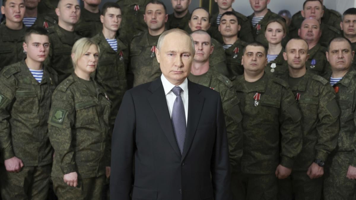 Wladimir Putin bei der Aufzeichnung seiner j&auml;hrlichen im Fernsehen &uuml;bertragenen Neujahrsbotschaft am Silvesterabend. (Foto)