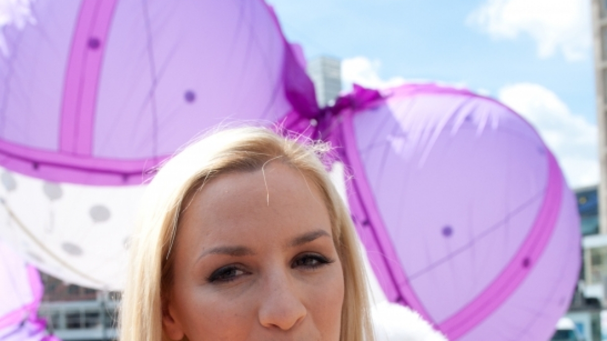 Dieses prallgef&uuml;llte Dekollet&eacute; geh&ouml;rt Model und Yoga-Expertin Jordan Carver. (Foto)