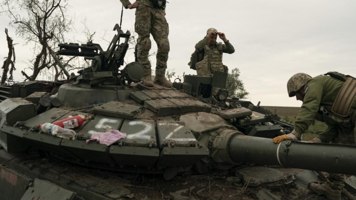 Ukrainische Soldaten stehen auf einem zerst&ouml;rten russischen Panzer in der Region Charkiw. (Foto)