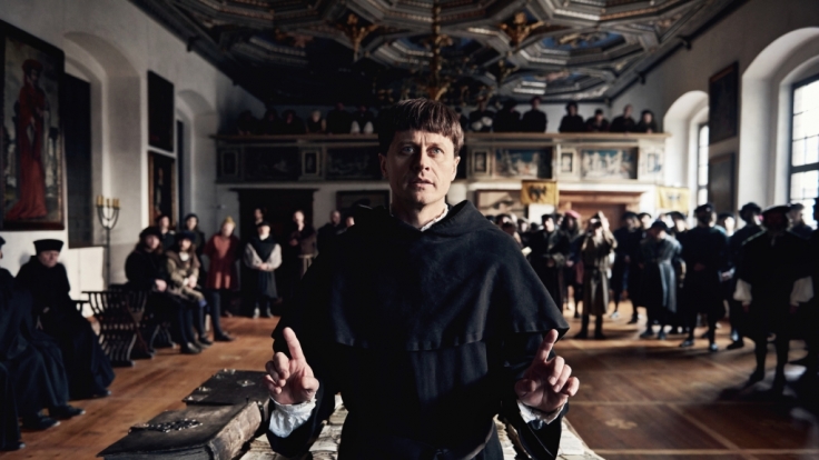 Der als Ketzer verurteilte Martin Luther (Roman Knizka) bei der Verteidigung seiner Schriften auf dem Reichstag in Worms (1521).