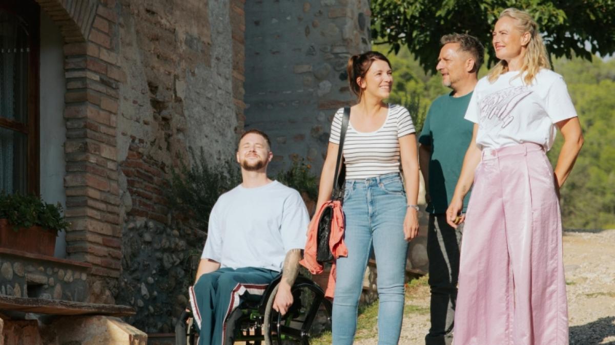 Maren (Eva Mona Rodekirchen, r.), Michael "Michi" (Lars Pape, 2.v.r.), Lilly (Iris Mareike Steen) und Jonas (Felix van Deventer) freuen sich auf ihren Urlaub in Barcelona. Doch dann wird ihr Trip pl&ouml;tzlich zum Albtraum. (Foto)
