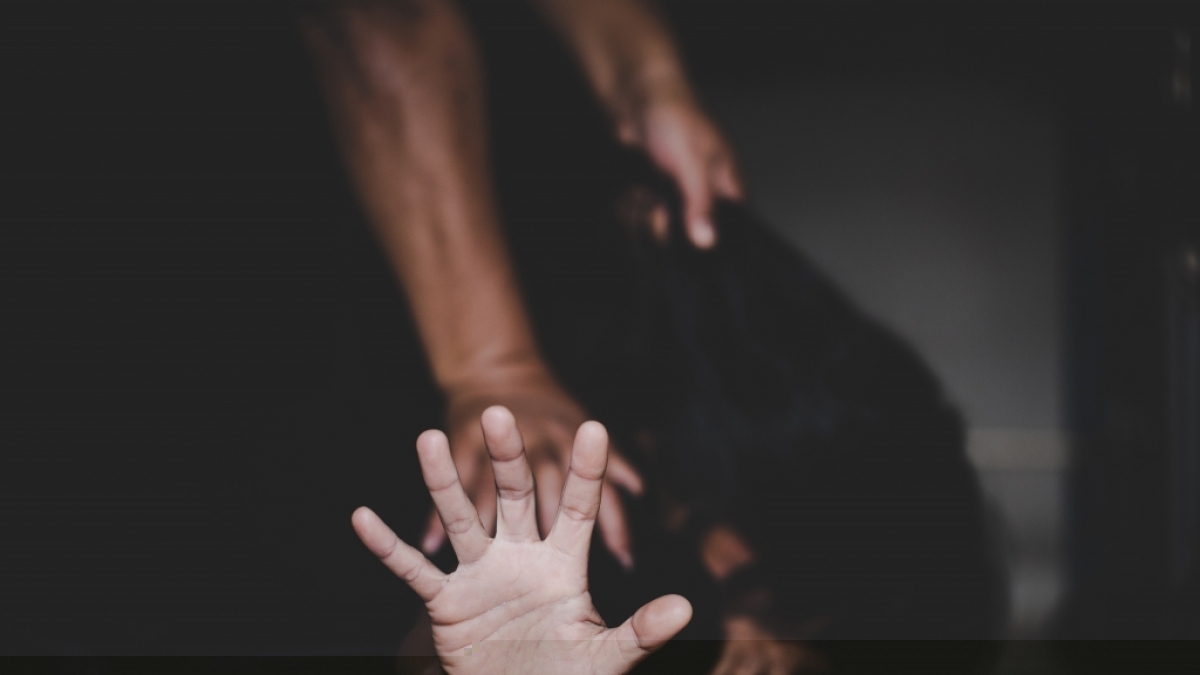 Eine Mutter wurde vor den Augen ihrer Kinder vergewaltigt. (Foto)