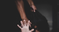 Eine Mutter wurde vor den Augen ihrer Kinder vergewaltigt.