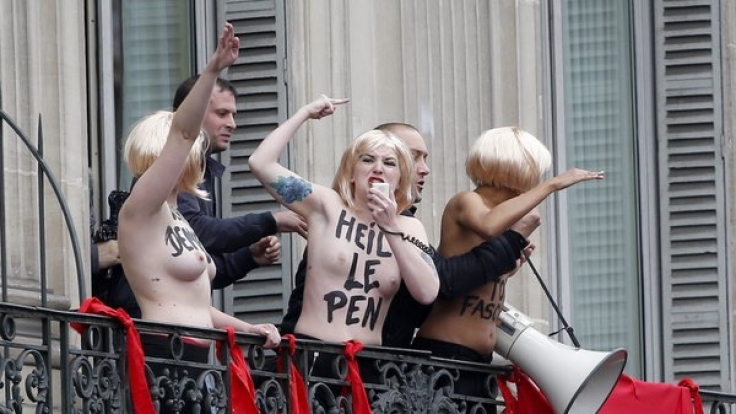 Femen-Aktivistinnen störten Kundgebung der Nazi-Partei Front National in Frankreich.