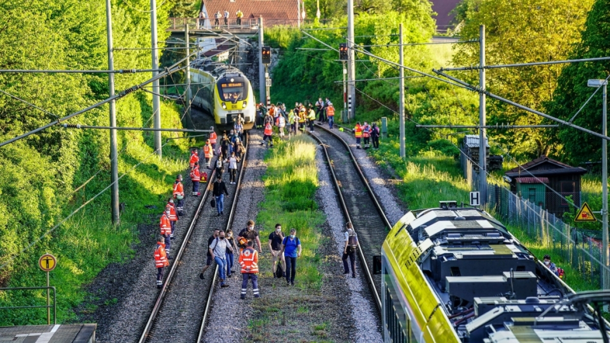 Rettungskr&auml;fte sichern die Strecke als Passagiere den Zug verlassen, nachdem der Triebwagen des Regionalexpress von Stuttgart nach Schw&auml;bisch Hall ein 14 Jahre altes M&auml;dchen erfasst hat. (Foto)