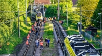 Rettungskräfte sichern die Strecke als Passagiere den Zug verlassen, nachdem der Triebwagen des Regionalexpress von Stuttgart nach Schwäbisch Hall ein 14 Jahre altes Mädchen erfasst hat.