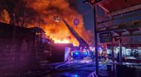 Die Feuerwehr löscht einen Großbrand in der Westernstadt 