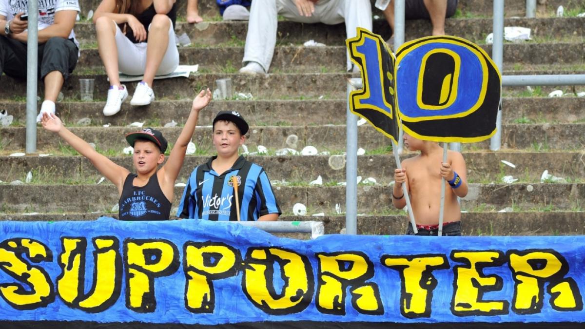 Fans von Jung bis Alt versuchen den 1. FC Saarbr&uuml;cken zum Sieg anzutreiben. (Symbolbild) (Foto)