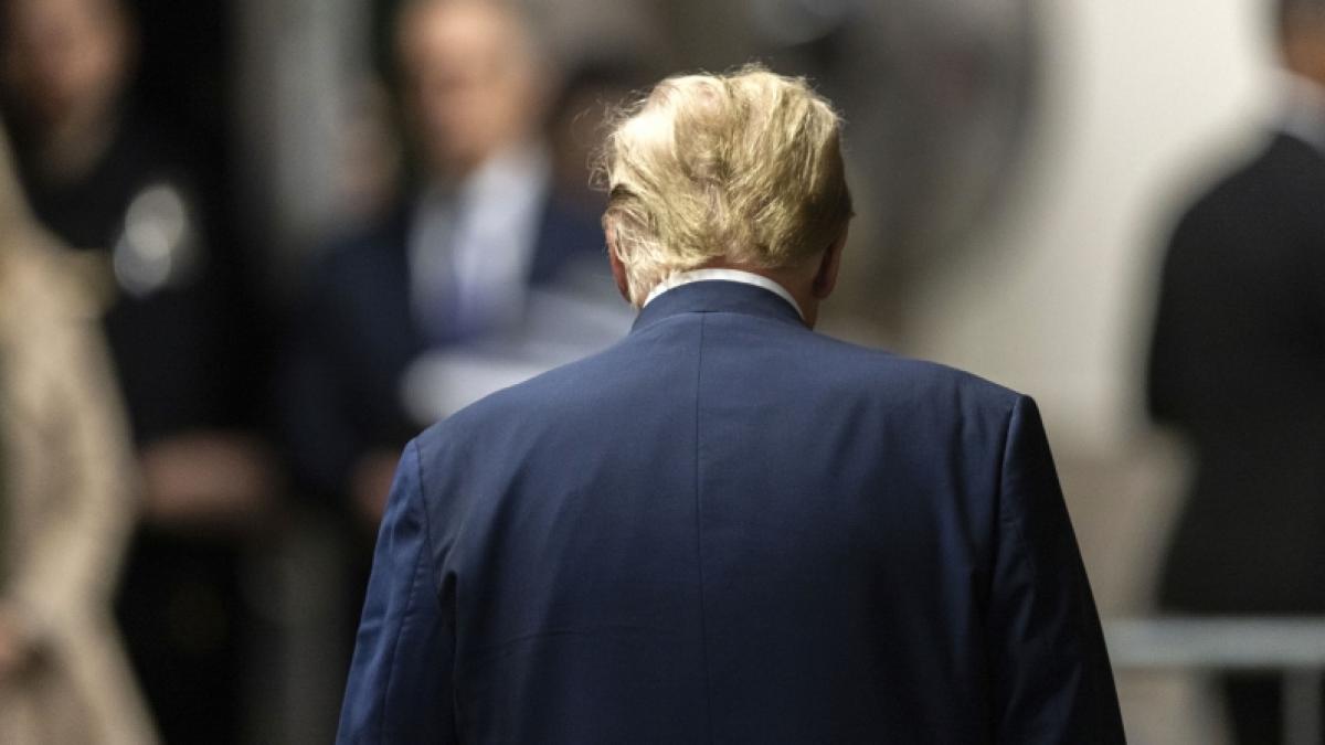 Nach einem windigen Auftritt ergie&szlig;t sich im Netz der Spott &uuml;ber Donald Trump. (Foto)