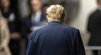Nach einem windigen Auftritt ergießt sich im Netz der Spott über Donald Trump.