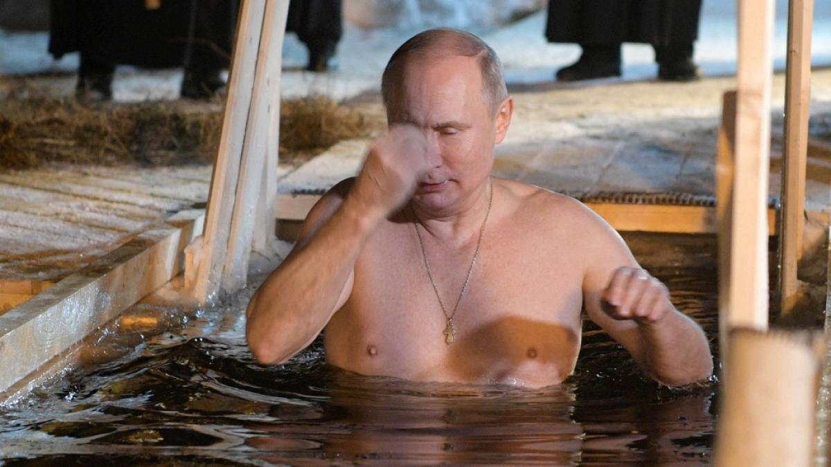 Eigentlich l&auml;sst sich Putin immer beim Eisbaden filmen oder fotografieren. (Foto)