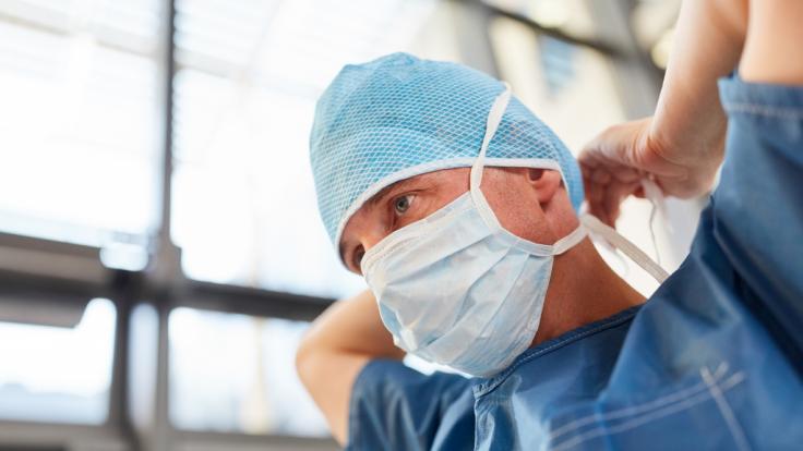 Ein deutscher Arzt sagt dem Coronavirus den Kampf an.