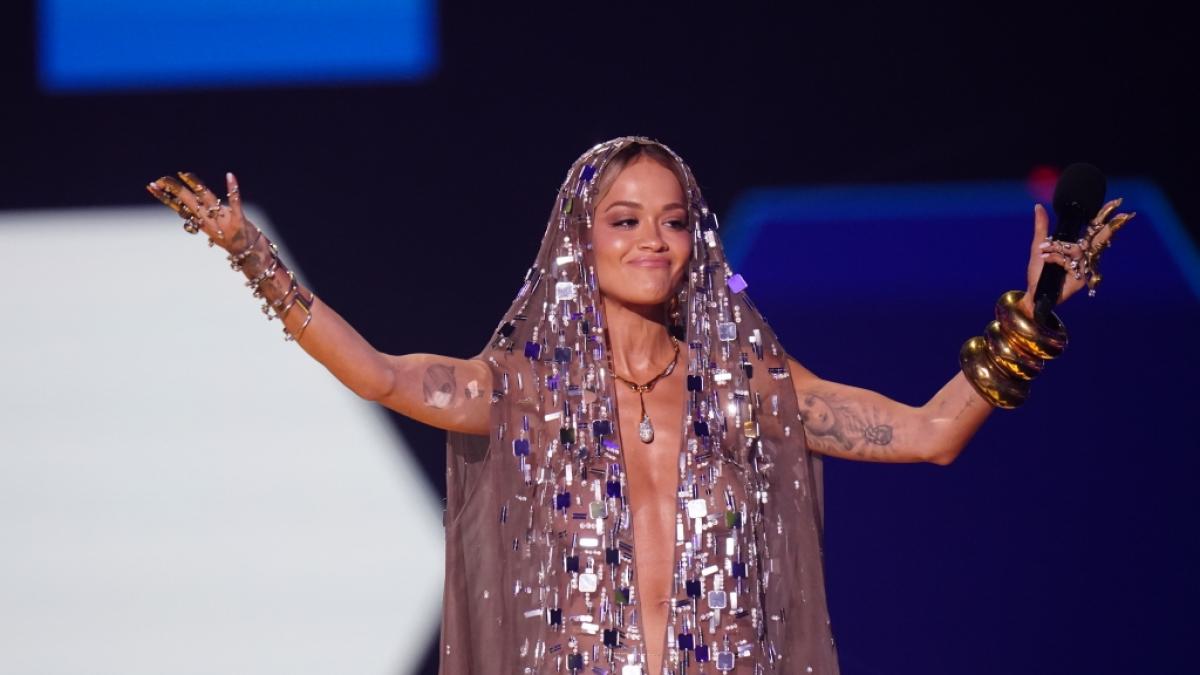 Rita Ora lie&szlig; in ihrem nahezu durchsichtigen Umhang-Kleid wenig Raum f&uuml;r Fantasie. (Foto)