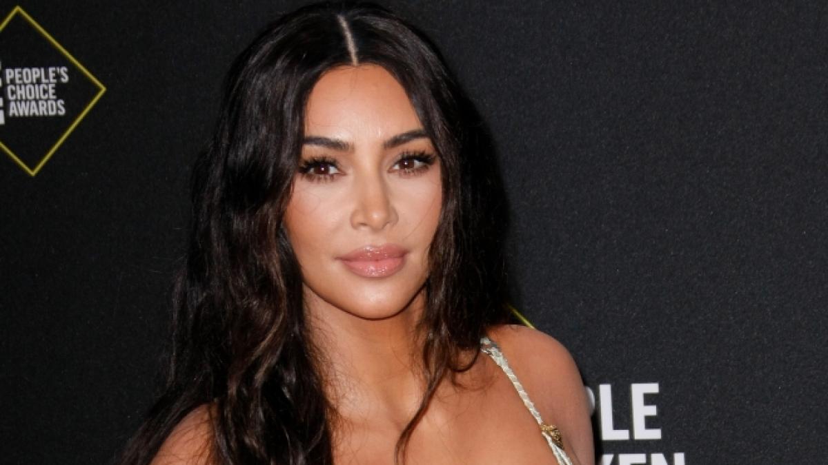 Kim Kardashian blamierte sich mit einer Photoshop-Panne auf Instagram - und l&ouml;schte die retuschierten Strandbilder. (Foto)