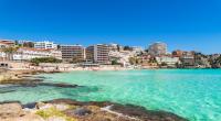 Im schönen Urlaubsort Cala Major auf Mallorca wurde ein Mann vor einer Diskothek brutal attackiert.