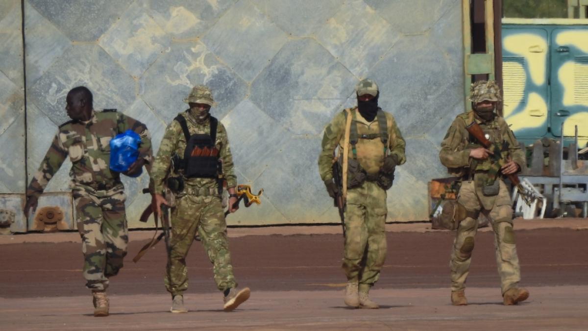 Dieses undatierte Foto, das vom franz&ouml;sischen Milit&auml;r zur Verf&uuml;gung gestellt wurde, zeigt drei russische S&ouml;ldner. (Foto)