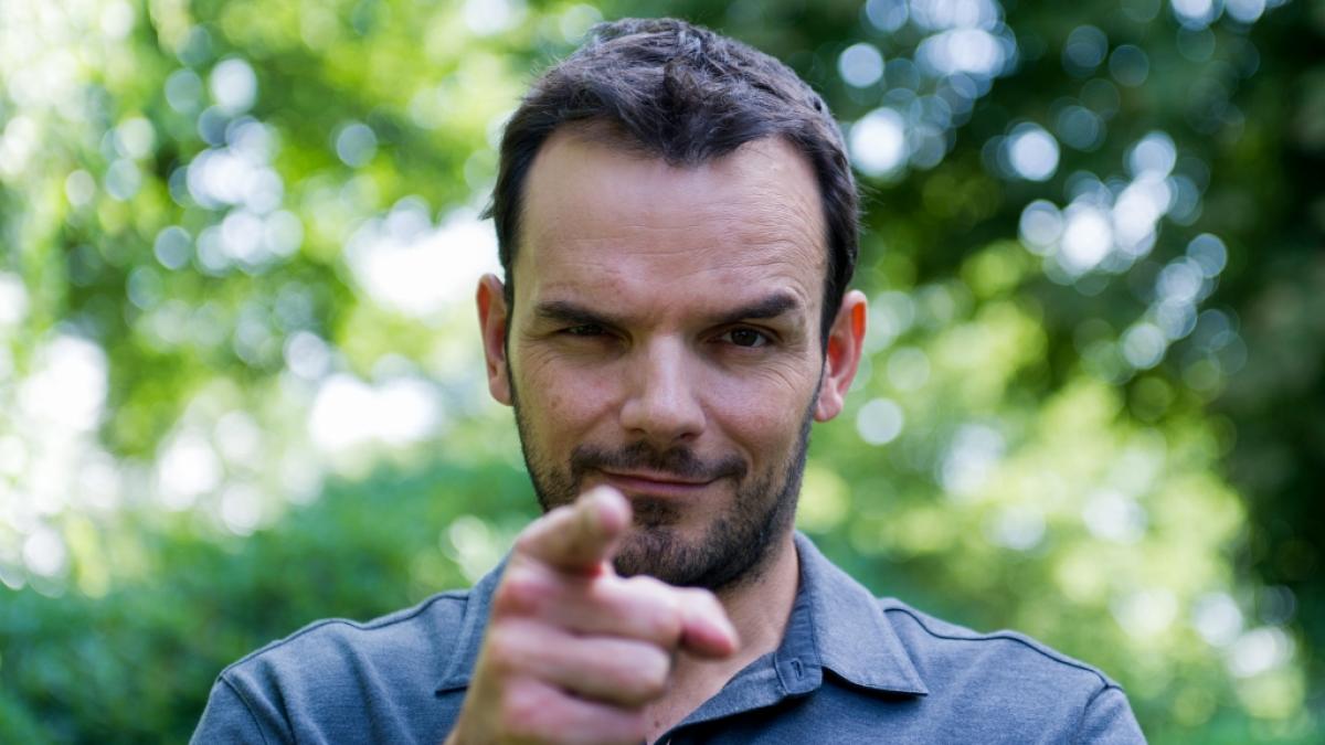 Nimmt er den Mund zu voll? Sein Wetteinsatz verspricht erotisches Knistern. (Foto)