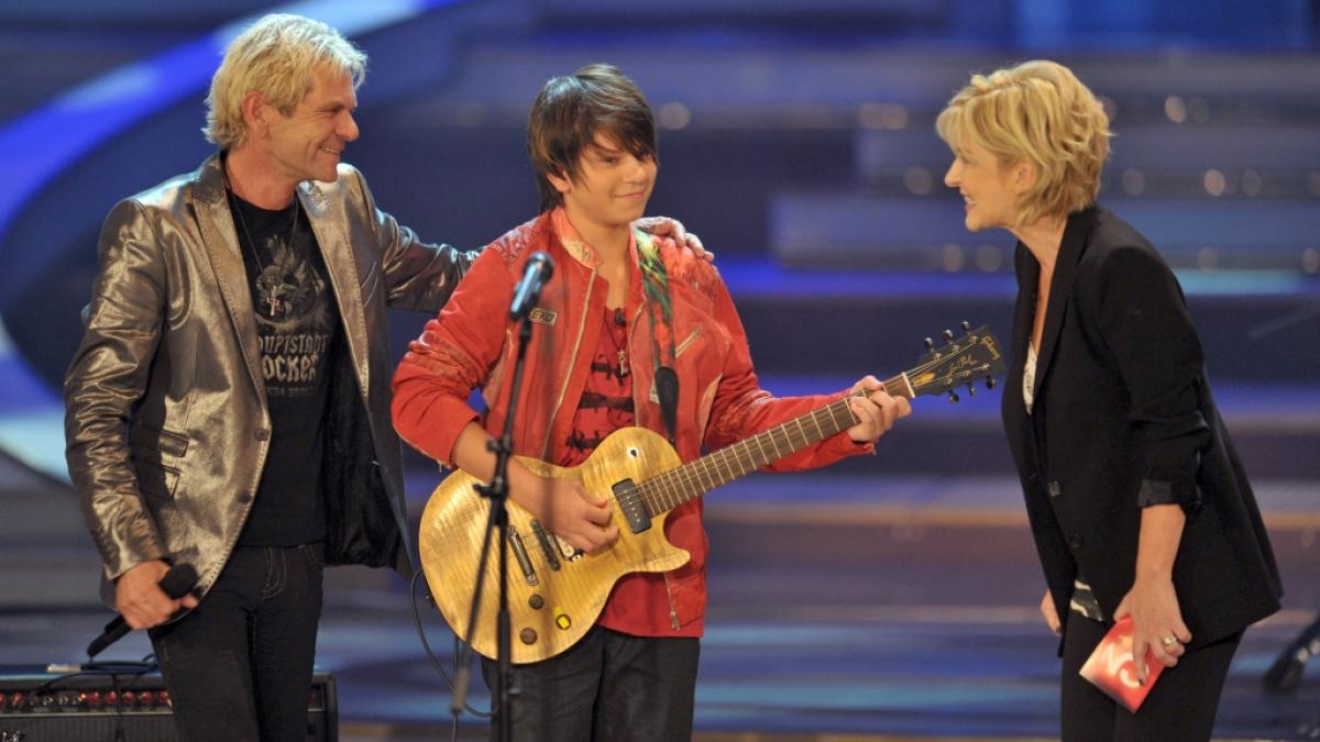 Julian Reim (Mitte, damals fast 14) gemeinsam mit seinem Vater Matthias Reim und Moderatorin Carmen Nebel 2010 w&auml;hrend der ZDF-Fernsehshow "Willkommen bei Carmen Nebel". (Foto)